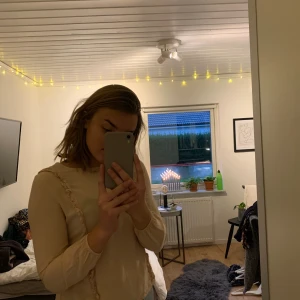 Söt blus från only - Långärmad blus med volang i ljusrosa från only. Nyskick använd ett fåtal gånger. Säljer pågrund av att den har blivit för liten💕