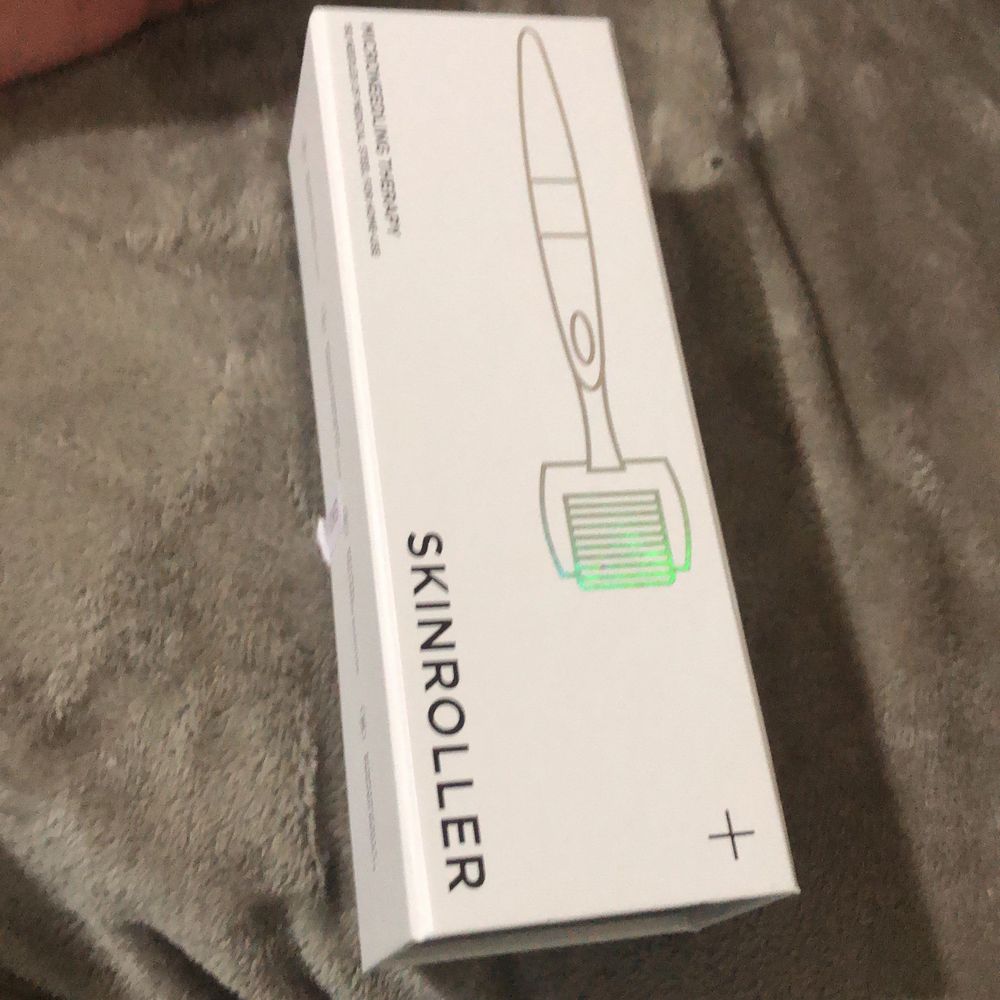 En dermaroller stimulerar hudens produktion av kollagen och får huden att reparera sig själv genom att skapa små mikrohål i huden. Resultatet blir mjukare, fastare och jämnare hy, särskilt effektiv mot rynkor. Hudroller kan användas både på kropp och i ansikte för att återställa och minska hudskador och problem som uppstått under åren. OANVÄND!!! Säljer på grund av ingen användning. Nypris 700kr bud startar från 400kr . Övrigt.