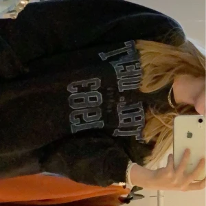 Gina tricot sweatshirt - Säljer denna trendiga sweatshirten från Gina tricot. Köptes för ungefär 2 månader sedan så är fortfarande i jätte fint skick. Nypris 250kr. 