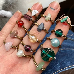 Ringar i kristaller och pärlor  - (Finns även tigeröga, bergskristall och lite anna!) Uppföljare på tidigare annons med kristallringarna som blev otroligt efterfrågade! 🎰 Dessa inkluderar också kristall, bland annat i moladit, soladit, rosenkvarts osv. Andra är i vackra pärlor. Vid beställning packas den ihop väldigt fint, så kan fungera som en julklapp till en nära. Matcha outfits och flexa med din unika ring. Vid köp, screenshota första bilden och ringa in vilka du vill köpa. Priser: Jag tar en för 19kr, två för 33kr, tre för 49kr, fyra för 60kr och 11kr frakt på det. Ringarna är gjorda i elastisk tråd och funkar för alla. 