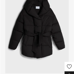 Vinterjacka (Bershka)  - Säljer denna populära vinterjacka ifrån Bershka. Använd ett ytterst fåtal gånger, men känner mig inte helt nöjd med jackans passform på min kropp. Väldigt fin, varm och gosig jacka som jag hoppas att någon annan ska trivas i 🥰  OBS, köparen står för frakt (har ej kollat upp pris på frakt än) 