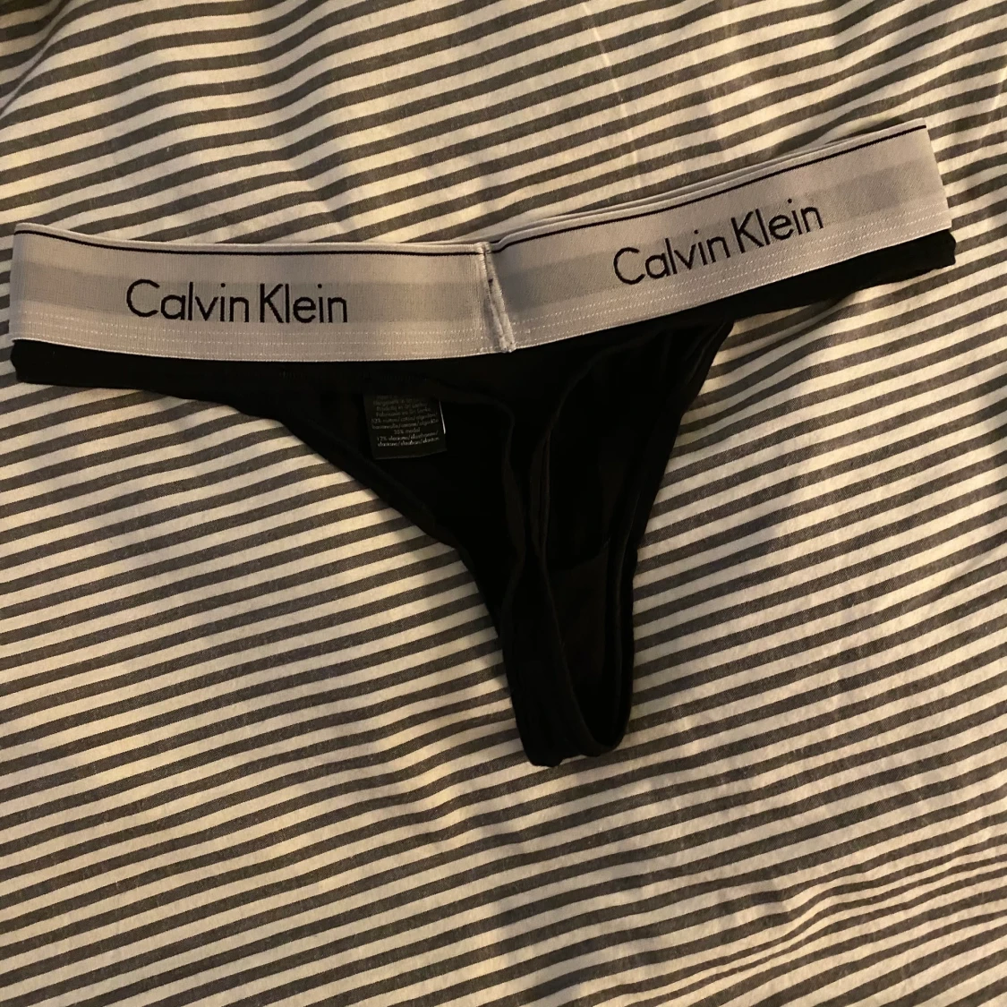 Calvin Klein stringtrosor - 90