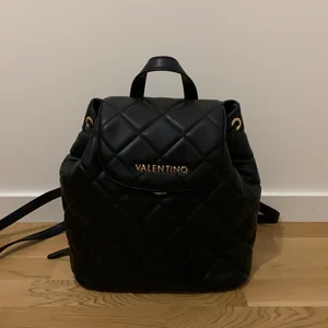 Valentino  - Säljer nu ett jättefint valentino ryggsäck. Den är helt ny (använd 1 gång), den är köpt för ca 1 vecka sedan. Säljs pga den inte riktigt är min stil. Pm för mer! 💞 dustbag tillkommer