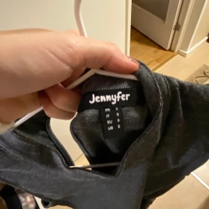 Grå klänning  - Jättefin klänning i grå, med öppning på båda sidorna av midjan. En kombination av sexig och modern, jättefin klänning och passar till alla tillfällen. Bli kvällens pingla med denna klänning, stick ut extra mycket med denna skönhet! 