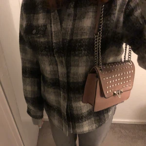 Väska med nitar - Snygg väska köpt i Italien för 1000kr. Den är väl använd men ändå i ett bra skick. Kommer inte ihåg affärens namn.