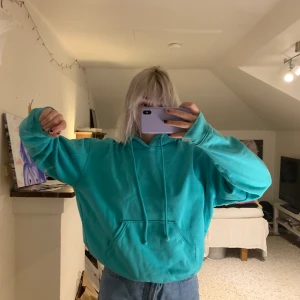 Blå/turkos hoodie  - Hoodie från weekday i en jätte fin turkosaktig färg, bra kvalitet och skönt material!