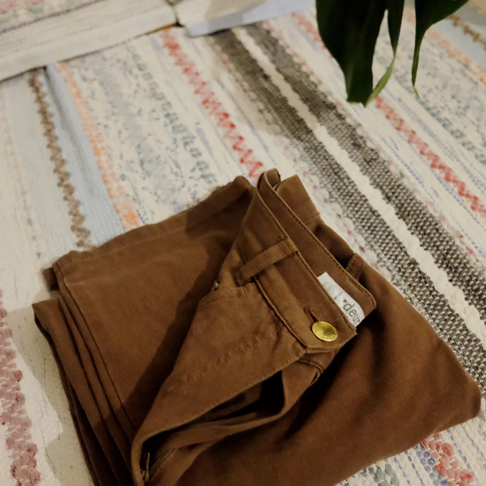 Måste nu tyvärr sälja mina bruna vintage byxor för dem är för små på mig! De är verkligen så så fina! På höger bakficka finns det ett häftigt märke inbeordrat (bild 2) Om du har frågor tveka inte på att skicka ett meddelande🥰. Jeans & Byxor.