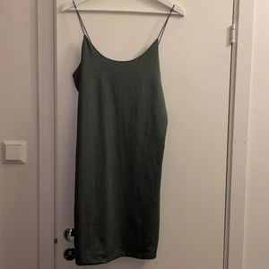 Satinklänning  - Jättefin klänning i satin. Storlek L men tycker den passar bättre som M