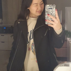 Svart Zara kappa  - Säljer min älskade zara kappa i färgen svart. Sitter bra på mig som är storlek XS men passar även S. Startbud 300kr, HAPPY BIDDING❤