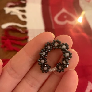 Pärlring  - Handgjord pärlad ring i vita och metallic blåa pärlor. Frakten kostar 10kr. Kika gärna in våran profil för andra fina smycken!