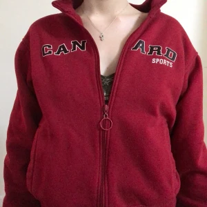 Röd träningsjacka - Röd träningsjacka från märket canard sports, köpt second hand. Snygg och skön men kommer aldrig till användning. Passar storlek xs-m. Kan mötas i Stockholm annars betalar köpare frakt. 