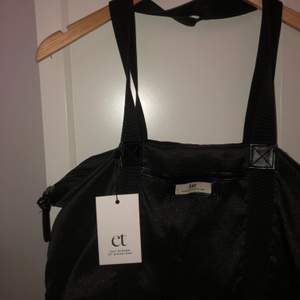 Oanvänd svart dayväska med mönster och prislapp kvar:) 