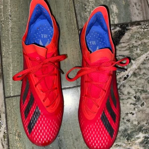 Adidas fotbolsskor speedmesh 18.1 - Säljer mina fotbollsskor som jag använt 2 gånger! Anledning till att jag säljer dom är för att jag har för breda fötter för modellen. Skorna är som nya, där e inga repor, inga skador osv. Nypris från team Sportia: 2199 kr. Jag är villig att sälja för 1200