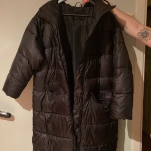 Lång vinterjacka  - Lång vinterjacka från Monki. Knappt använd.