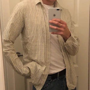 Rutig beige skjorta - Superfin beige rutig skjorta från Peak Performance! Toppen skick 😌💓. Köpare står för frakt ✨.