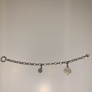 Thomas Sabo armband - Armband i silver från Thomas sabo med 2 med följande berlocker. 
