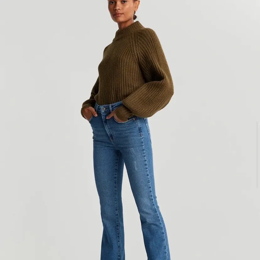 Säljer dessa snygga bootcut jeans från Gina tricot,som jag tyvärr inte använder längre. I Storlek 38. Nypris 599kr och nu 275 kr,köparen står för frakten.. Jeans & Byxor.