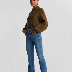 Bootcut jeans - Säljer dessa snygga bootcut jeans från Gina tricot,som jag tyvärr inte använder längre. I Storlek 38. Nypris 599kr och nu 275 kr,köparen står för frakten.