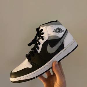 Säljer ett par Nike Air Jordan 1 mid white shadow i storlek 40.5EU. Skorna är oanvända och kvitto finns om det behövs. Bud kan övervägas