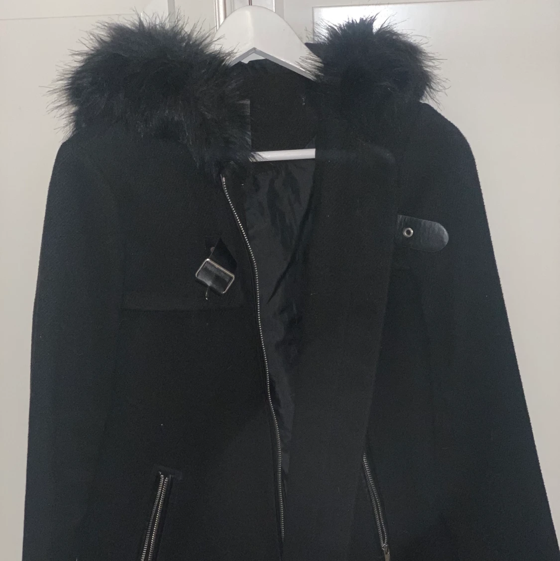 Svart kappa med päls - 91