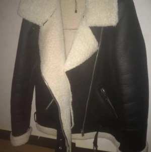 Trendig pilotjacka med vit päls - Bud startar på 450kr