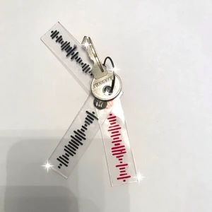 Nyckelring med Spotify kod! - Säljer nu dessa supercoola nyckelringarna med Spotify kodar på! Plasten är hållbar och i bra kvalitet. Man får välja mellan 4 färger på koden, svart, blå, grön och röd. Skicka namn på låt och artist. 1 för 50kr inkl frakt, 2 för 90kr inkl frakt, och 3 för 130kr inkl frakt.💕