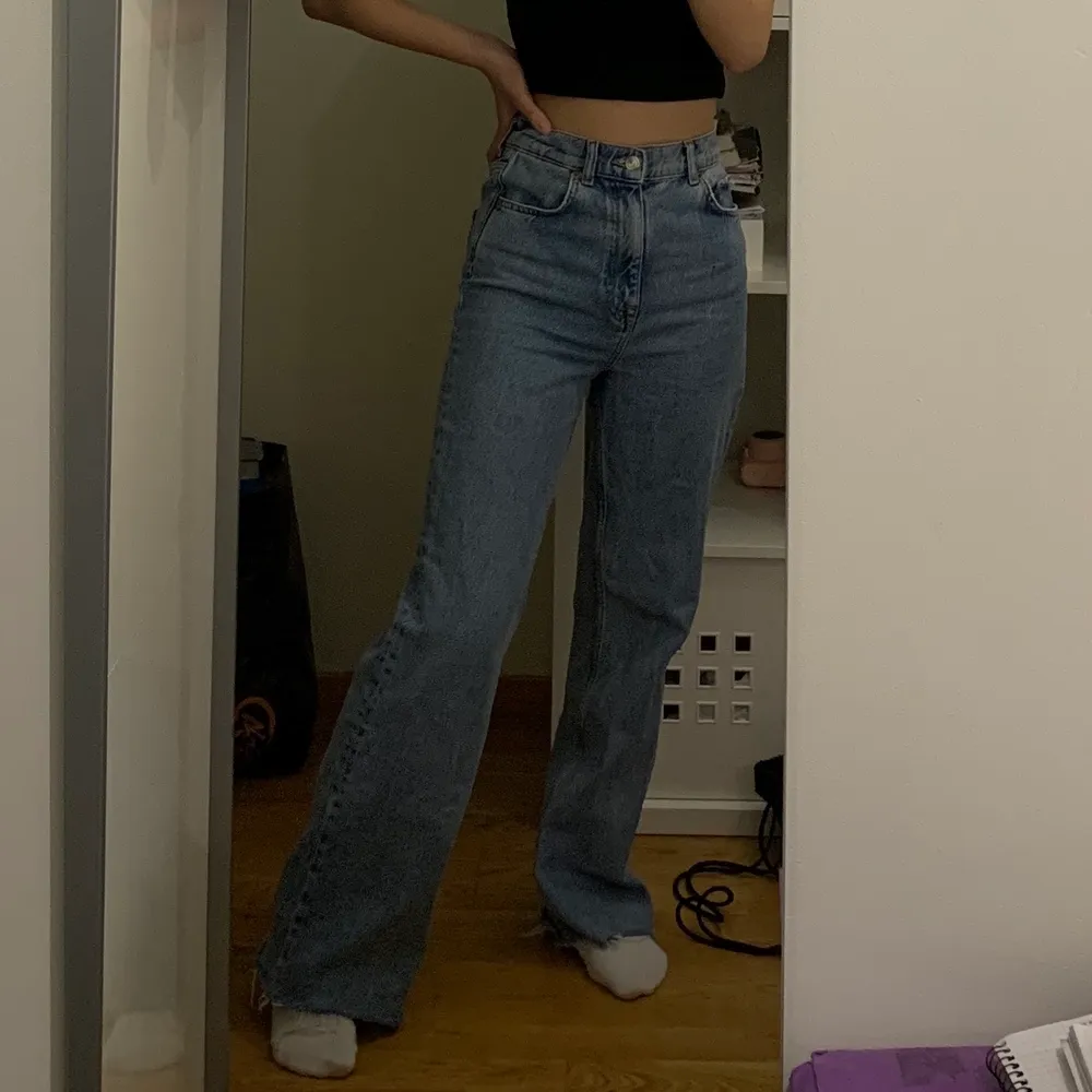 Skitsnygga jeans från Zara i storlek 36, säljer dom då de är lite för stora 🥺 Jag är ungefär 167. Jeans & Byxor.