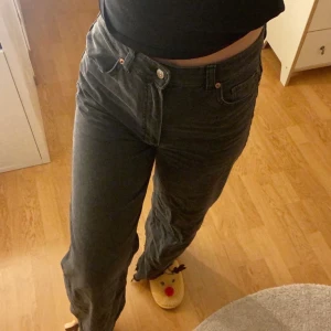 Svarta vida jeans - Säljer mina svarta vida jeans, inte använda mycket alls!😍 passar en 36a, super sköna och snygg passform