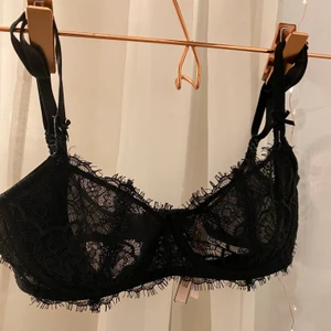Spets Bh - Skit snygg bh i fin spets. Köpt på victoria’s secret för 600kr, använd ca 6 gånger och har inga hål eller slitningar. Passar den mellan A-C kupa. Har ett litet sido inlägg skriv för fler bilder. Köparen står för frakten och buds gärna i kommentera:)