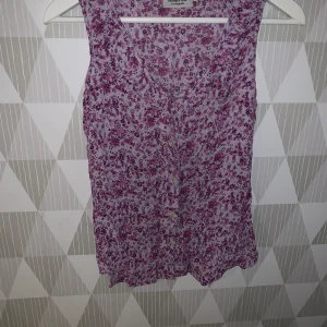 Blus från Kappahl - Söt blommig blus🌸. I nyskick, behöver endast strykas. Betala med swish innan leverans. Pris exkl frakt🥰