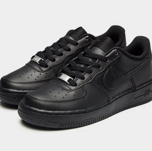 Svarta Nike air force 1 - Säljer Nike air force 1 svarta eftersom att de är lite för stora för mig. De är storlek 35,5 och är köpt på Plick 