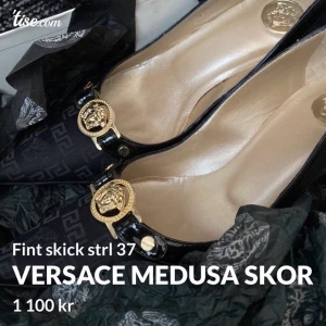Versace Medusa skor - Vintage Versace medusa klackar, låg klack. Storlek 37. I fint använt skick. Kommer med dustbag, låda och äkthetscertifikat.