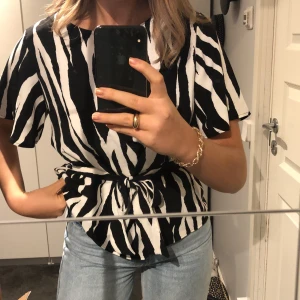 Zebra topp - Superfin zebra festtopp. Knappt använd. Supercool och skön tröja. 