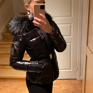 Vinterjacka  - Jättesnygg och skön jacka från Bubbleroom. Använd fåtal gånger och i mycket bra skick! Nypris 1700 kr