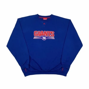vintage sweatshirt - as ball oversized sweatshirt köpt på second hand - jättebra skick! Broderat tryck! OBS. fläckarna på bilden är på spegeln, ej tröjan! Jag på bilden är 1,63 och jag i vanliga fall S-M. Köparen står för frakten💞😋 edit: pga oseriösa höga bud säljer jag den för 299 + frakt till första intresserade!