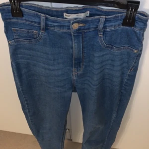 Jeans storlek M - Ett par jeans från Gina tricot. Nästan aldrig använda. Storlek M. Modellen är ”Molly”. 