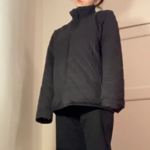 Jacka från fila - Täckjacka från märket fila med lite svartrutigtmönster.  Bra skick!! Storlek L men jag på bilden har S för jämförelse. Möts upp på odenplan annars tillkommer frakt.💞