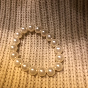Pärlarmband  - Vita pärlor i ett armband.