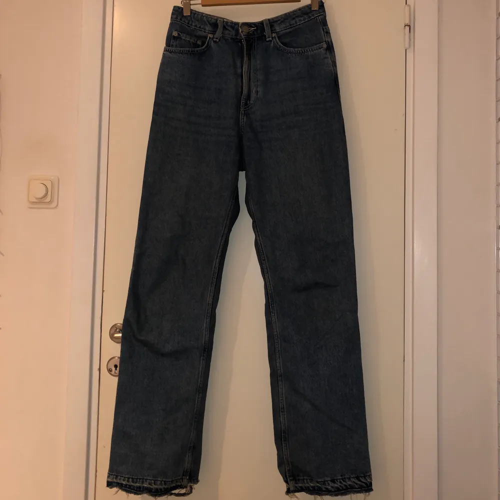 Jättesnygga jeans från weekday i modellen Row 💞 storlek W28 L32 men har sprättat upp sömmen nere vid foten så de är lite längre 💞💕 färgen är som på första bilden . Jeans & Byxor.