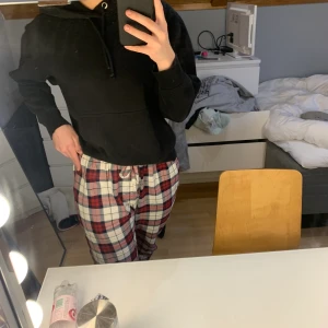 Svart weekday hoodie - Svart basic jätte skön hoodie från weekday i storlek s. Säljer då ja har för många hoodies som man kan se i bakrunden;) Använd ett fåtal gånger och i väkdigt fint skick. Kan mötas upp eller frakta