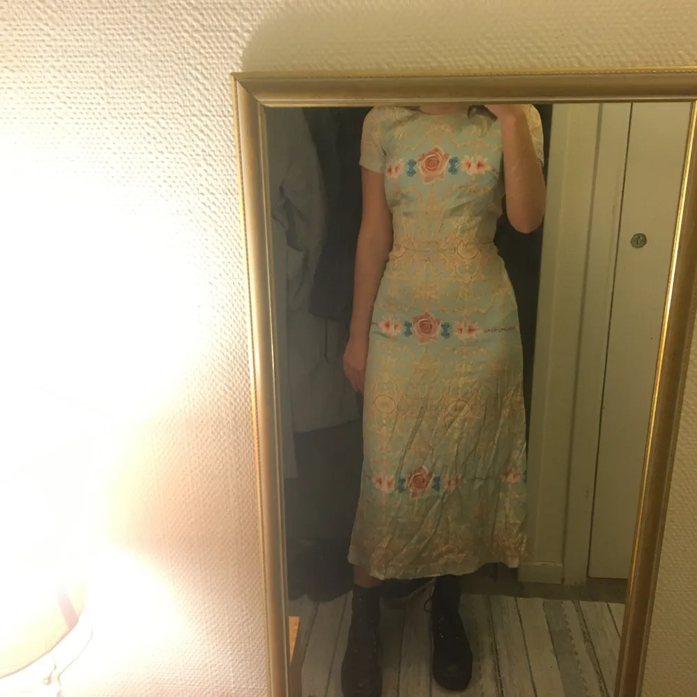 Romantisk klänning från Ida Sjöstedt by Monki. Klänningen är bara använd ett fåtal gånger men har några små skavanker. Bla annat några fläckar från eyeliner men det syns knappt( se bild nr 3). Passmodelen är figursydd. . Klänningar.