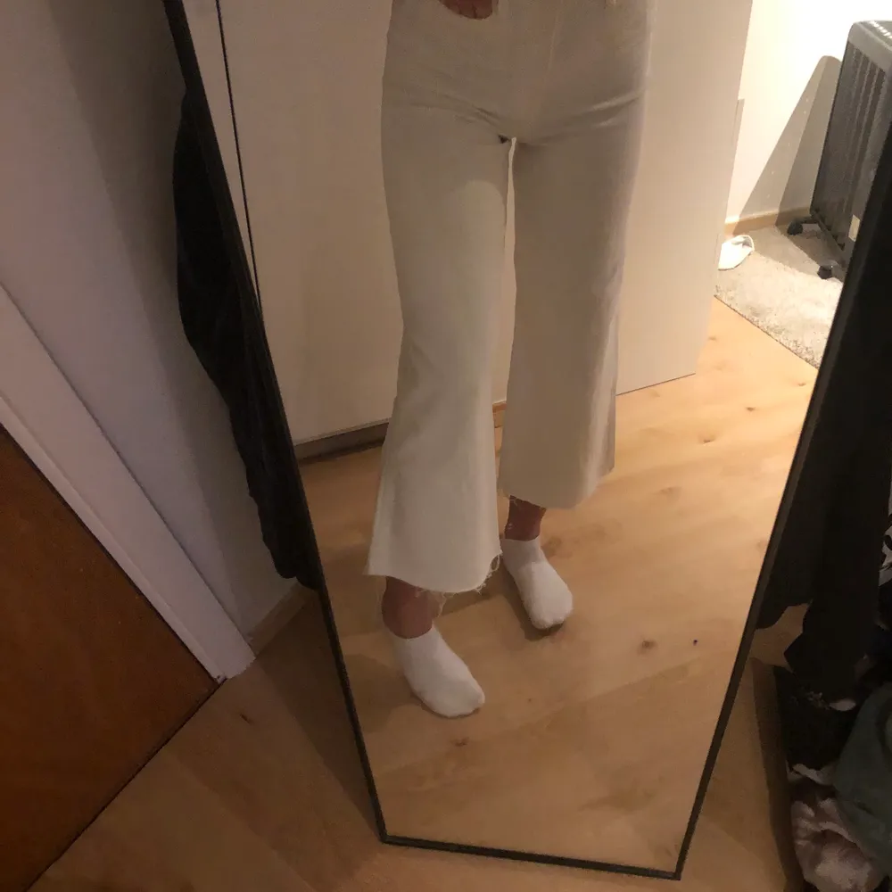 Säljer dessa jeans då de inte riktig är min stil längre💞 Dem är kortare i modellen (de ska vara det) och sitter skit bra där bak!! Jag är 168 och jag har vanligtvis strl s i kläder och dessa sitter PERFEKT på mig🥰. Jeans & Byxor.