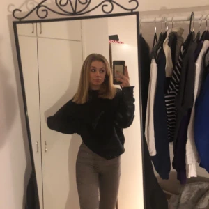 Rutiga kostymbyxor  - Säljer dessa skit fina kostymbyxor som jag köpte från NAKD och har aldrig använt dem endast prövat dem!!💞💞