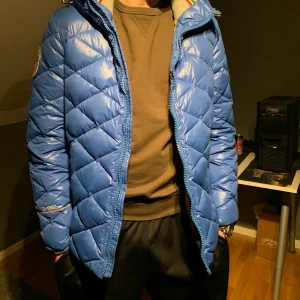 Dolomite jacka  - Blå dolomite jacka storlek L men passar M. Har dolomite märke på båda sidorna. Ny pris 3000kr och finns endast ett exemplar då det är prov kollektion. 