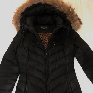 Hollies jacka - Hollies jacka i storlek 34, tyvärr tappat bort bältet som ska sitta i midjan där av priset. Men jag tycker själv att det är snyggare utan 💗💗 Nypris på jackan är cirka 4000, mitt pris 700kr + frakt. Kan mötas upp i Helsingborg 💖 