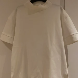 Sweatshirt t-shirt  - Säljer en sweatshirt t-shirt från zara i stolek S. Fint skick och använd Max 3 grånger. Frakt tillkommer och köpt är köpt!!!!