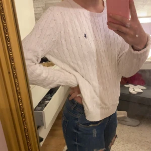 tröja - säljer denna fina kabelstickade tröjan från ralph lauren, storleken är xl men mer som en m, den är äkta🤍🤍