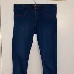 Ett par jeans från ellos i storlek 36. Ett litet hål på knät (bild 3) går att sy enkelt eller göra ett större hål