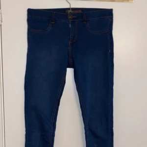 Jeans - Ett par jeans från ellos i storlek 36. Ett litet hål på knät (bild 3) går att sy enkelt eller göra ett större hål