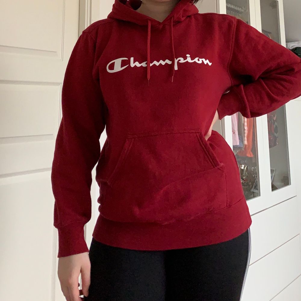 Hejđ SĂ€ljer denna super sköna Champion hoodien köpt frĂ„n Zalando i modellen LEGACY HOODED, förra Ă„ret. Storlek M. SĂ€ljer den pĂ„grund av att jag har för mĂ„nga hoodies. Original pris Ca 579kr men sĂ€ljer för 130kr đ„°. Huvtröjor & TrĂ€ningströjor.